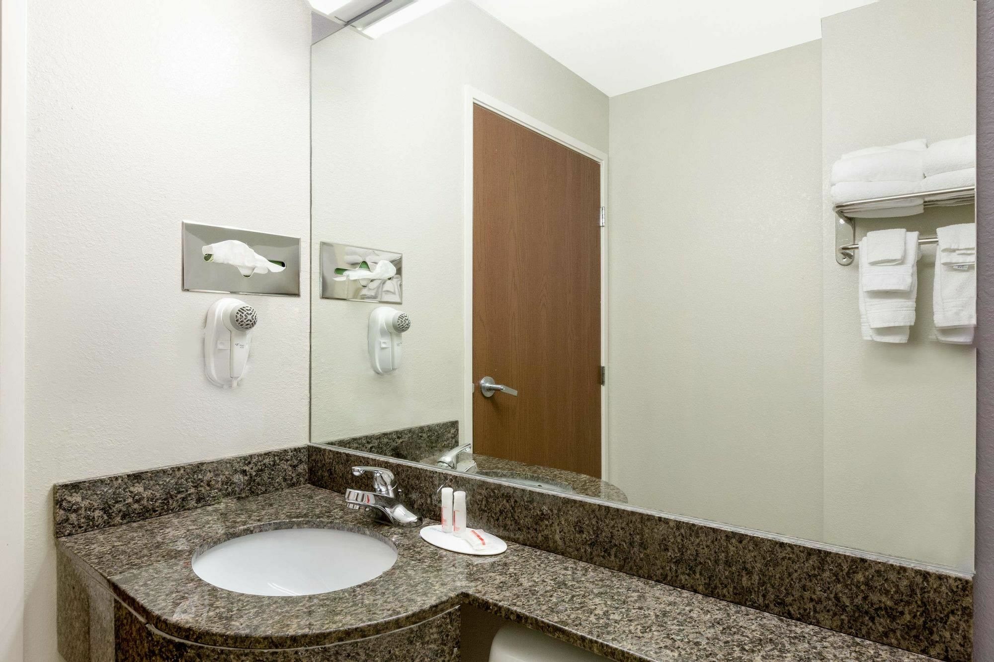 Microtel Inn & Suites By Wyndham Tuscaloosa Zewnętrze zdjęcie